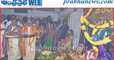 Indrakeeladri | భక్తిశ్రద్ధలతో అమ్మవారికి ఆషాఢ సారె..