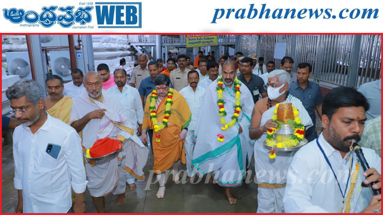 భీమేశ్వరుడి సన్నిధిలో మంత్రి పొన్నం ప్రత్యేక పూజలు