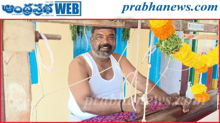 పోచమ్మతల్లికి చేనేత చీర సమర్పణ