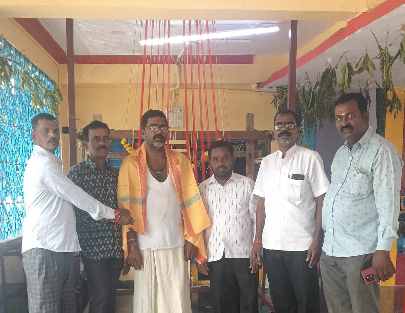 చేనేత కళాకారులకు సన్మానం..