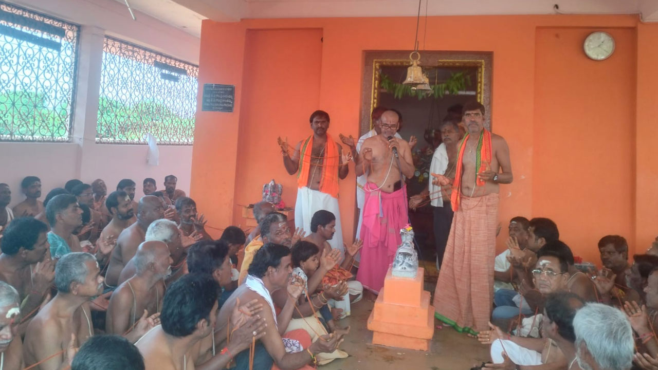శాస్త్రోక్తంగా జంధ్యాల ధారణ పూజ..