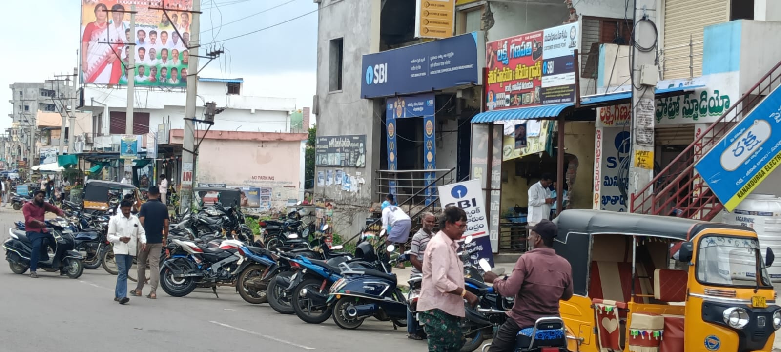 రోడ్లపైనే బైకుల పార్కింగ్.. ప్రయాణికులకు అంతరాయం