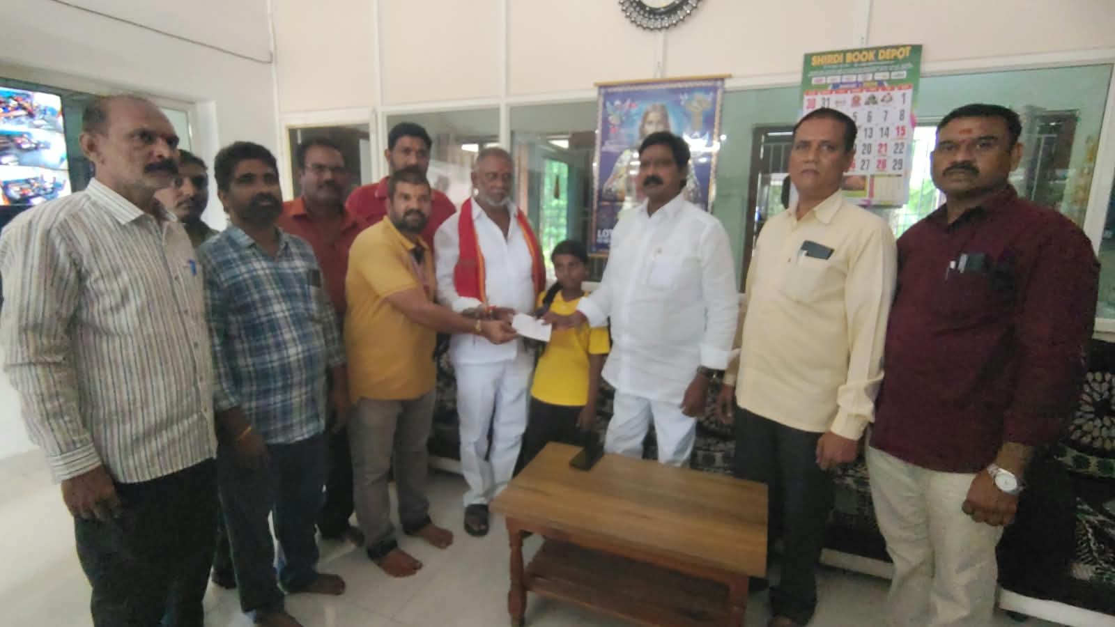 నిరుపేద కుటుంబానికి అండగా మాజీ ఎమ్మెల్యే…
