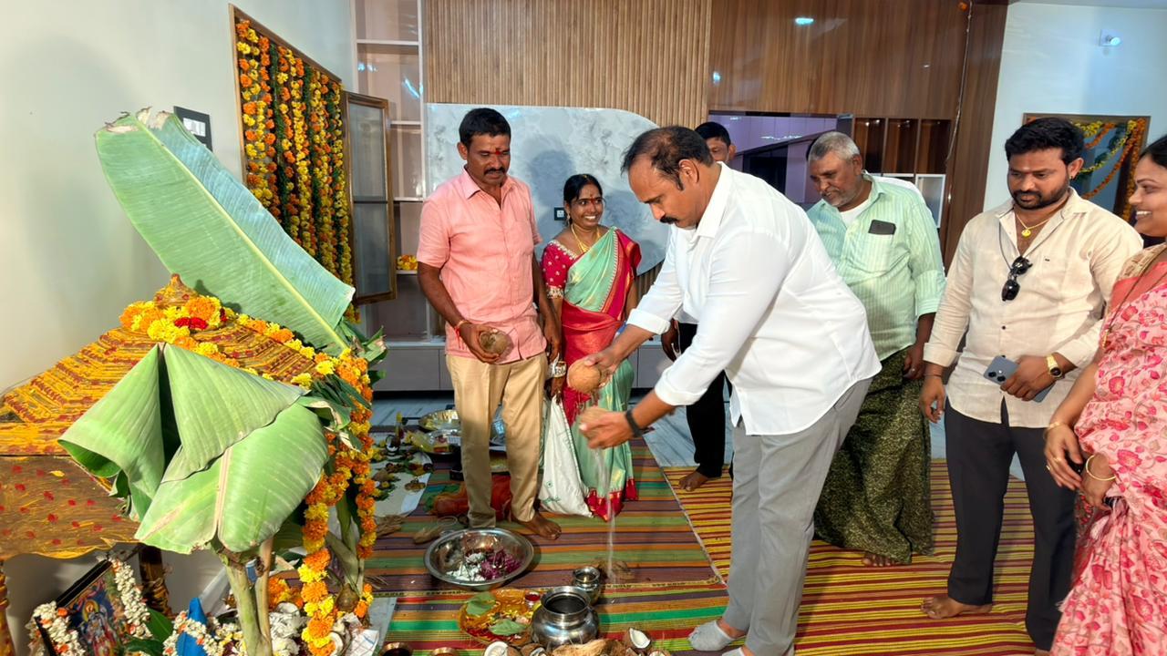సత్యనారాయణ స్వామి వ్రతంలో మాజీ ఎమ్మెల్యే పూజలు
