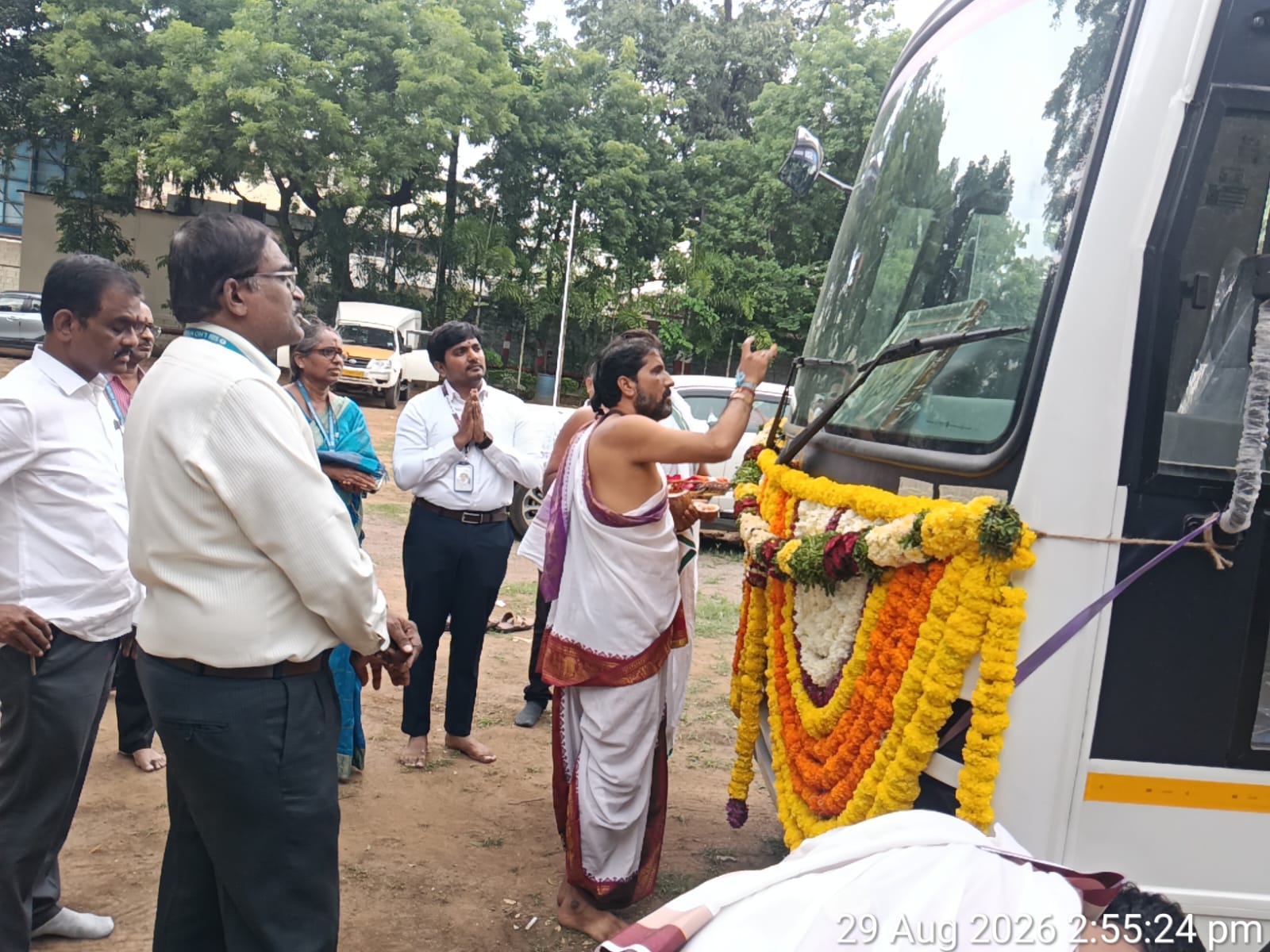 ఎస్‌బీఐ సహకారంతో బాసర ఆలయానికి మినీ బస్సు..