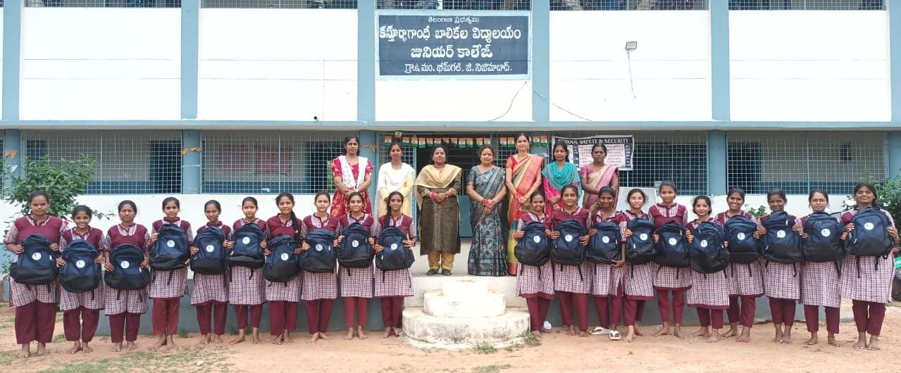కస్తూరిబా విద్యార్థినులకు ప్రభుత్వ బ్యాగుల పంపిణీ