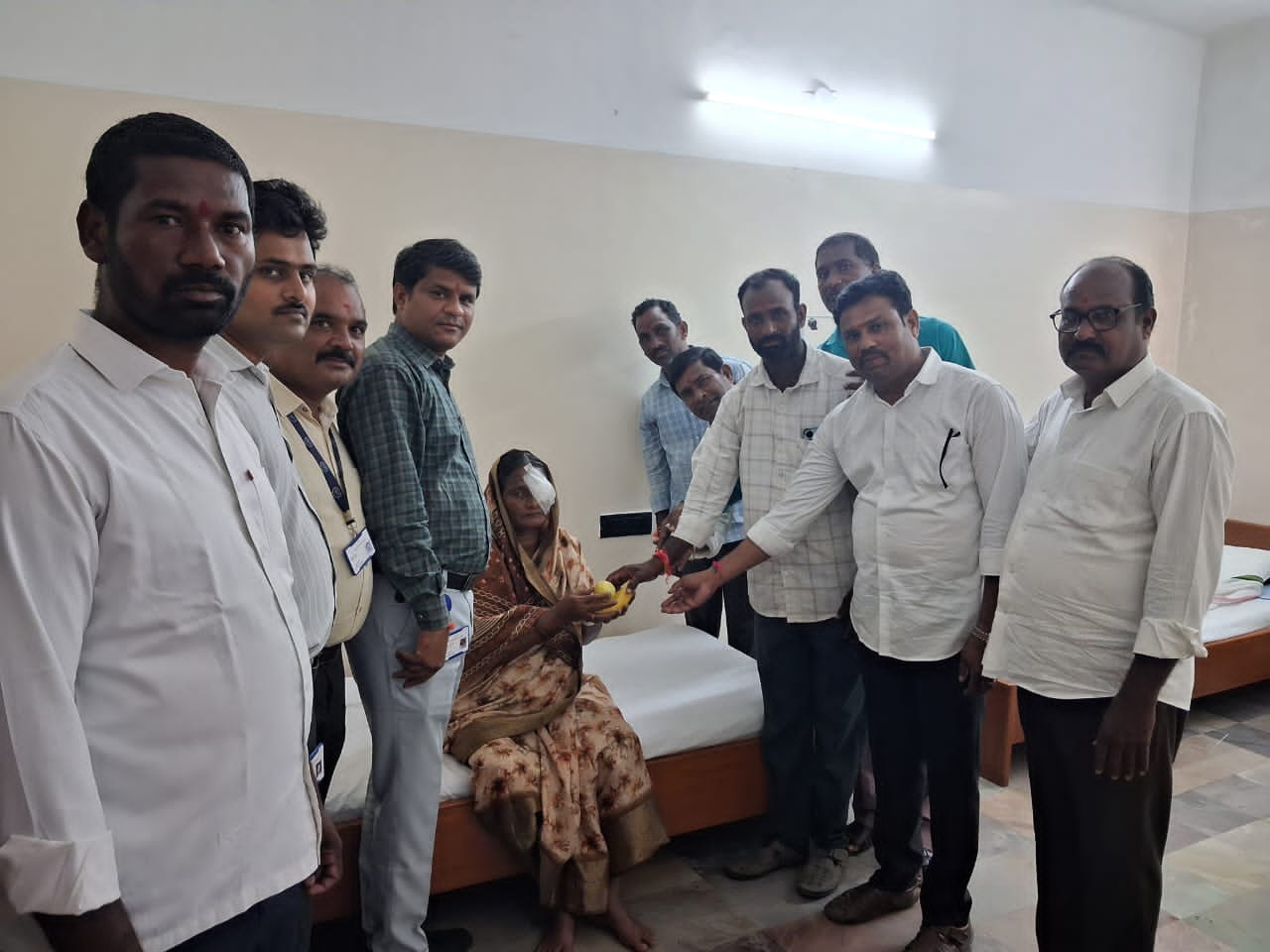 ఎమ్మెల్యే జన్మదినం సందర్భంగా పండ్ల పంపిణీ