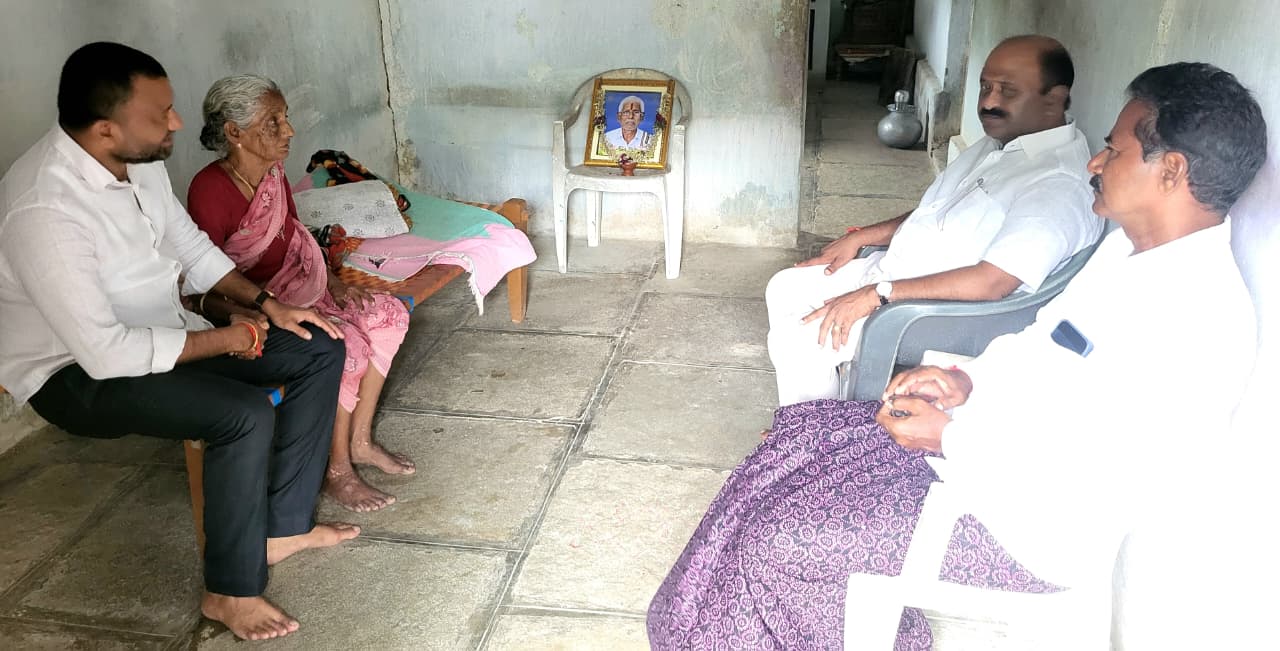 కుటుంబ సభ్యులను ఓదార్చి నివాళులు అర్పించిన చల్లా ధ