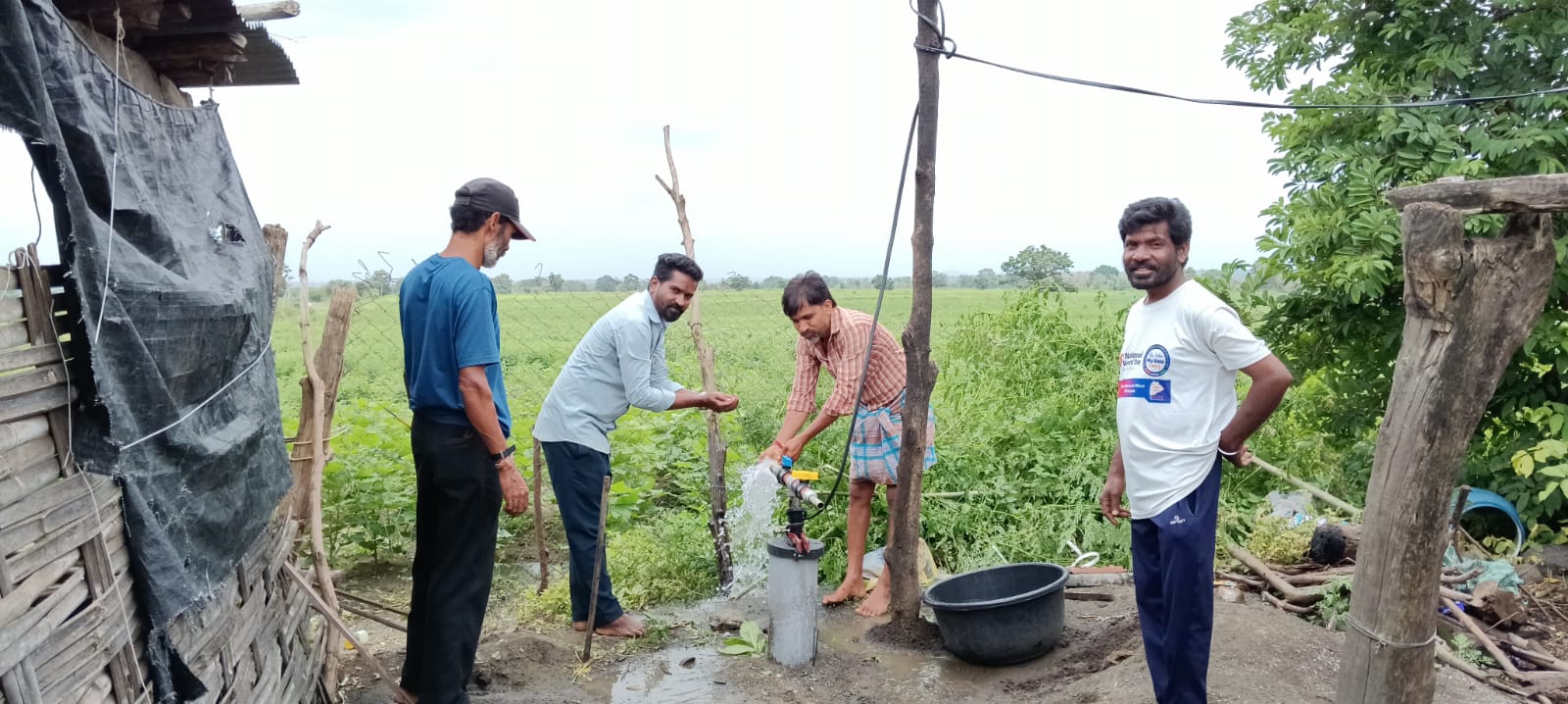 బోరుబావికి విద్యుత్‌ మోటారు.. నీటి విడుదల