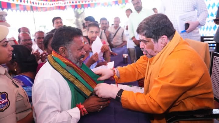 రైతు బీమాపై మంత్రి పొన్నం ప్రభాకర్‌కు వినతిపత్రం