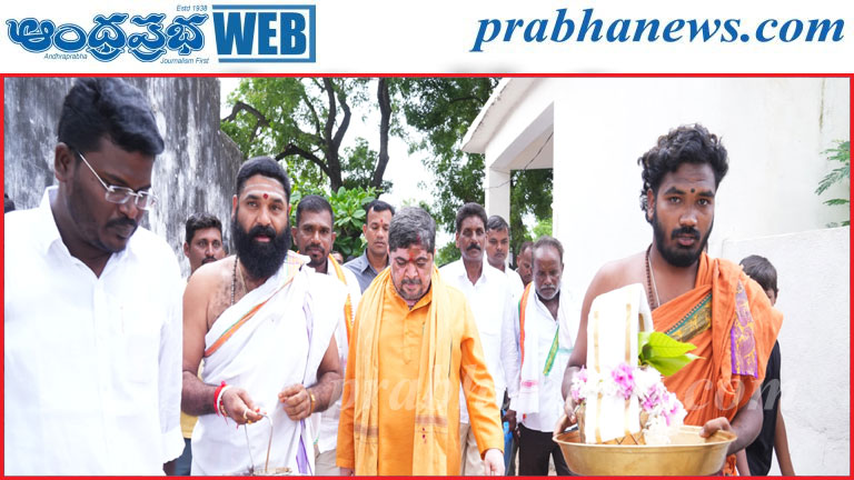 పూర్ణకుంభంతో మంత్రి పొన్నం ప్రభాకర్‌కు ఘన స్వాగతం