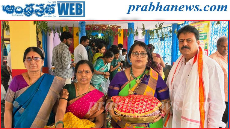 పోచమ్మ తల్లికి బోనం సమర్పించిన పరమేశ్వర్ కుటుంబం