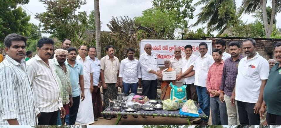 అగ్ని ప్రమాద బాధితురాలికి రెడ్‌క్రాస్‌ చేయూత