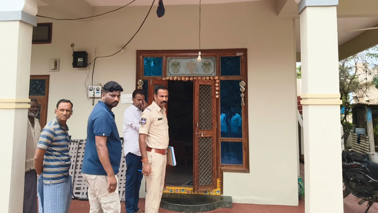 రేషన్‌ డీలర్‌ ఇంట్లో సుమారు 50 తులాల బంగారం చోరీ