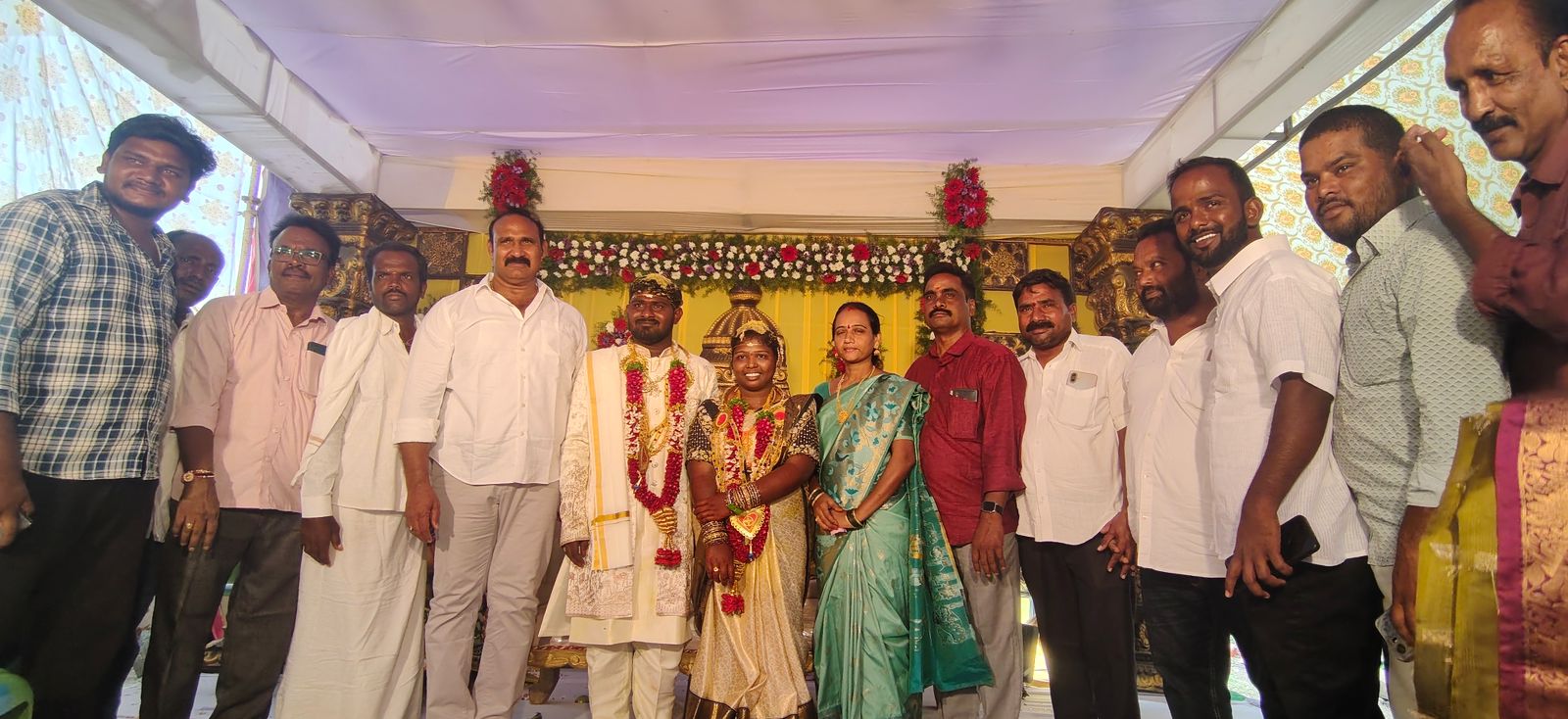 నూతన వధూవరులను ఆశీర్వదించిన మాజీ ఎమ్మెల్యే