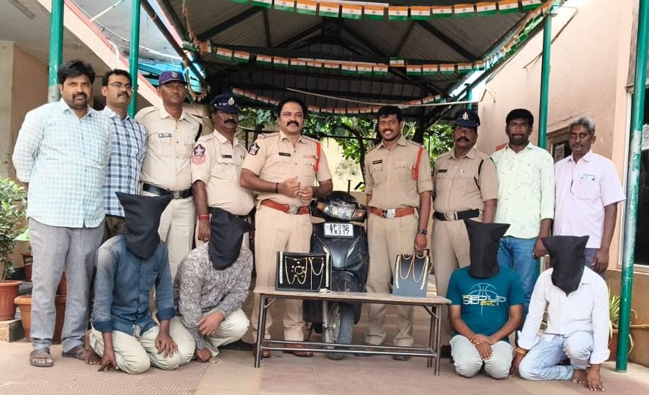 ఇంటి దొంగతనం కేసులో నలుగురు అరెస్ట్..