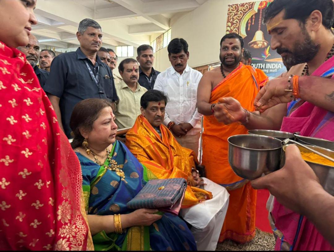 బాలాలయంలో అశోక్ చవాన్ దంపతుల పూజలు