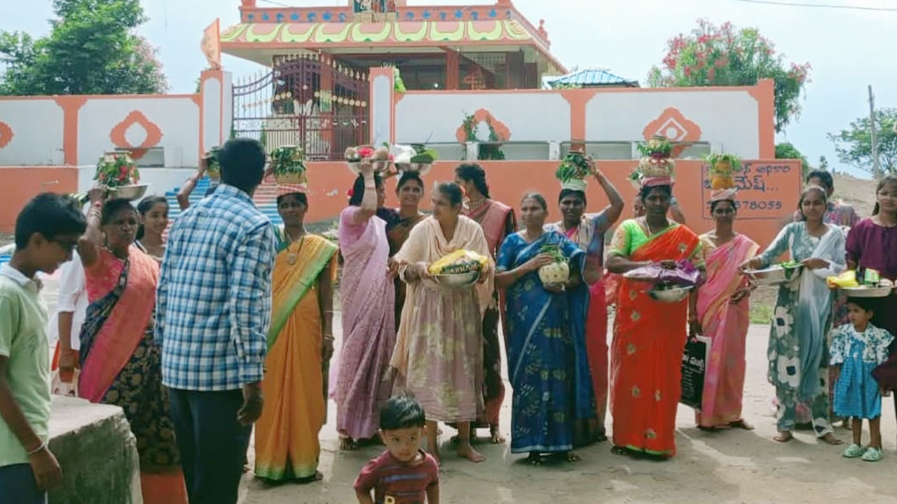 బోనాలు ఊరేగించి.. మొక్కులు చెల్లించి..