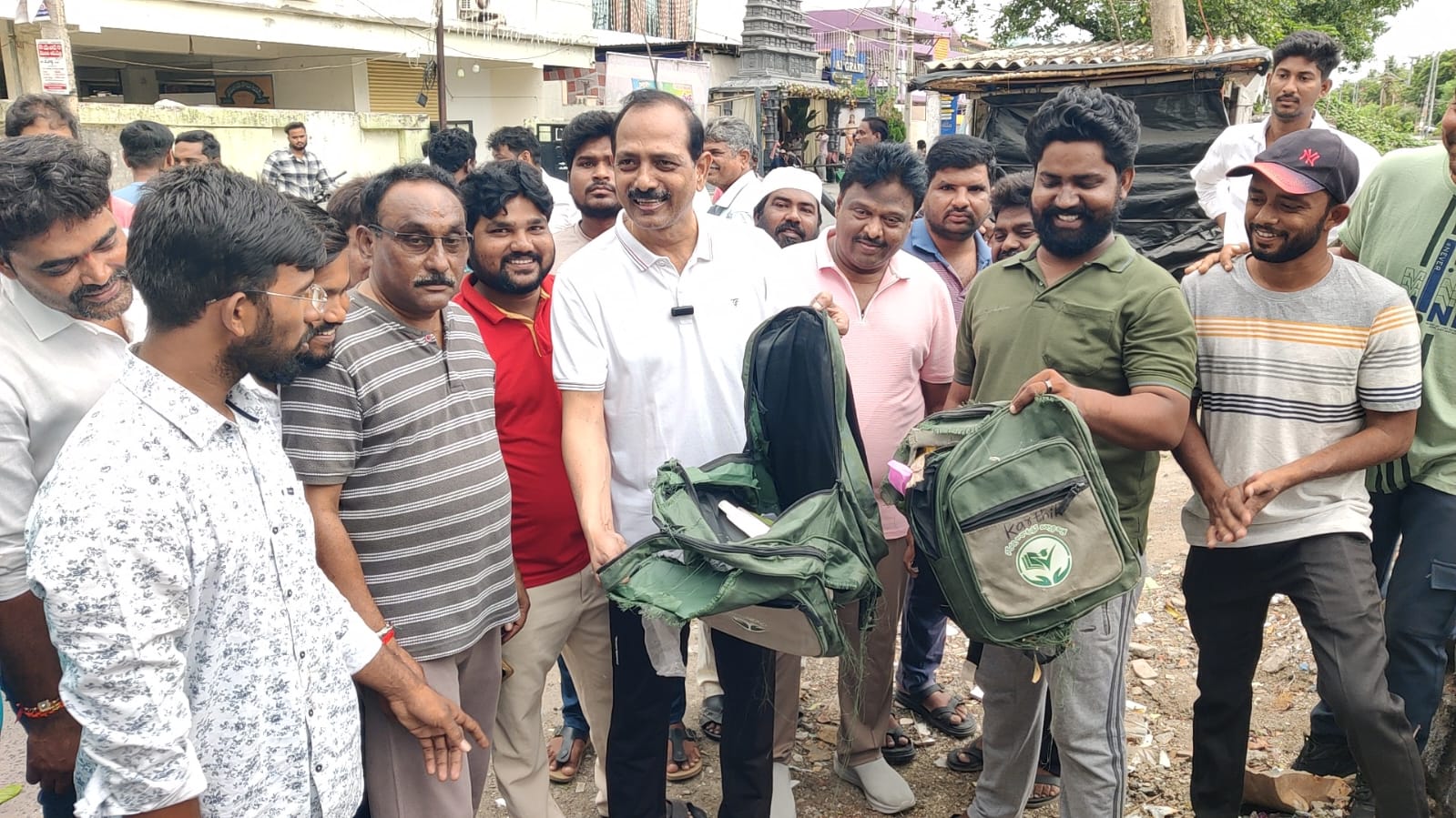 లోకేష్ గారూ.. మీరిచ్చిన స్కూల్ బ్యాగులు చూడండి