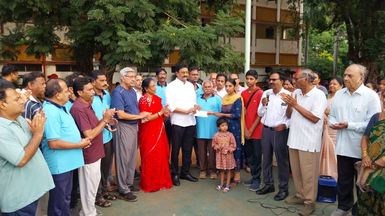 అనారోగ్యంతో ఉన్న సభ్యుడికి ‘వాకర్స్’ అండ..