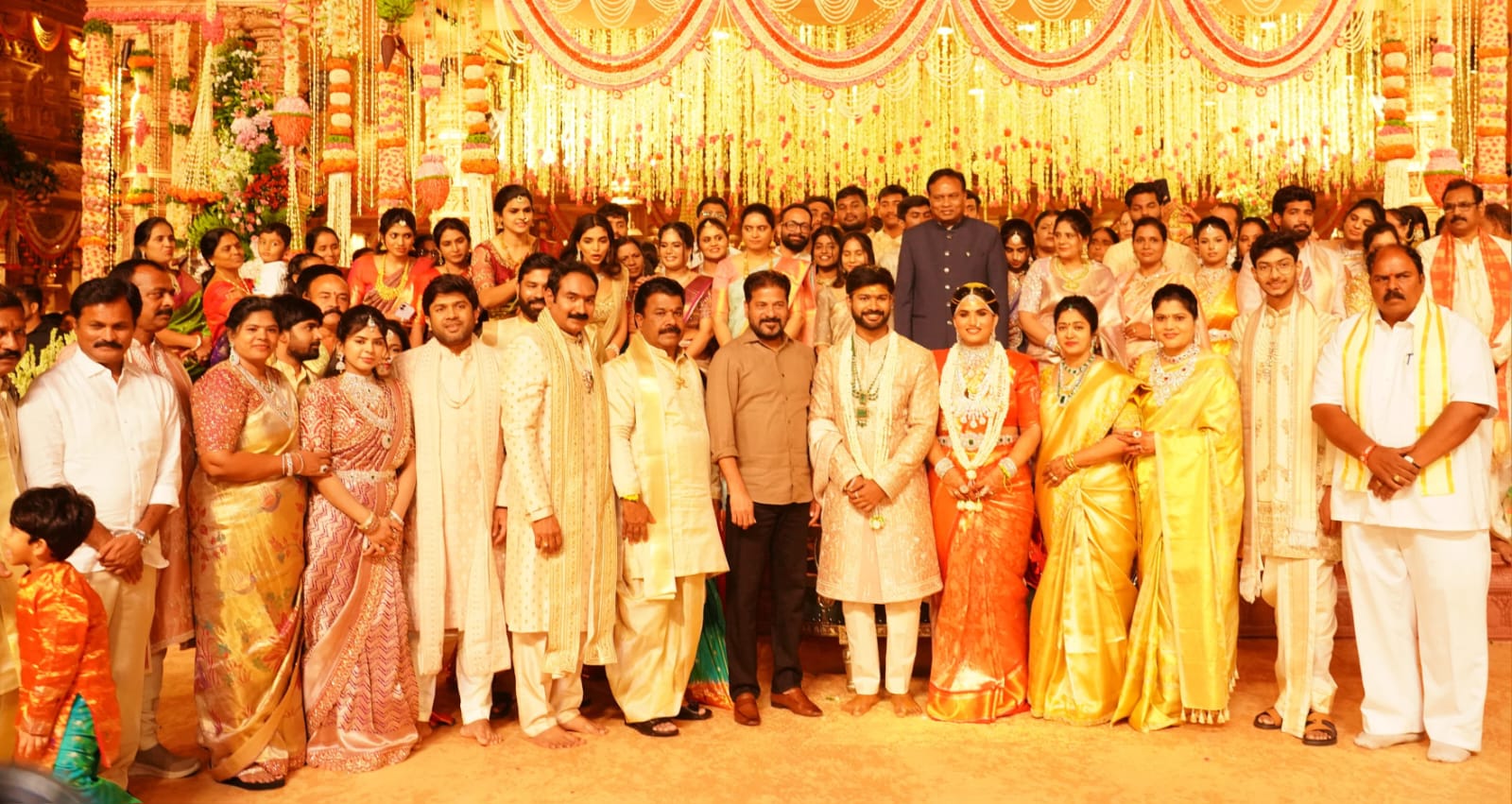నూతన వధూవరులను ఆశీర్వదించిన సీఎం రేవంత్‌రెడ్డి, ఎమ