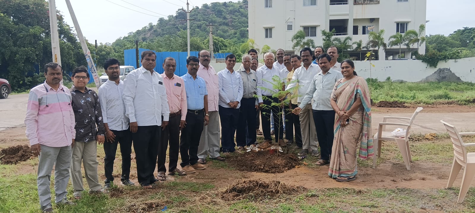 పర్యావరణ పరిరక్షణకు మొక్కలు నాటి.. సంరక్షించాలి