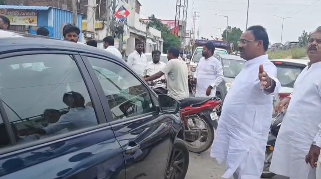ప్రజల ఇబ్బందులు చూసి చలించిన మాజీ ఎమ్మెల్యే..