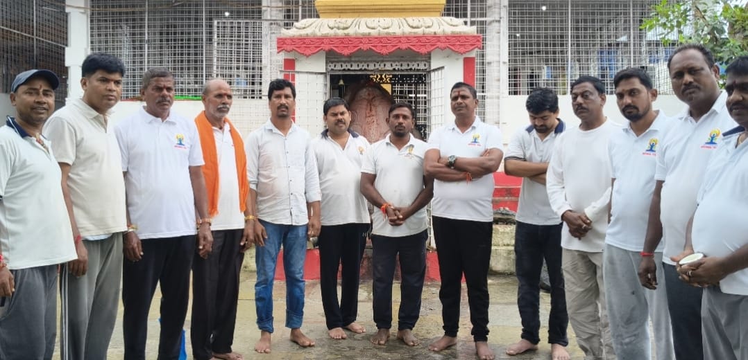 ఆలయ పరిశుభ్రతకు యోగ బృందం సేవలు