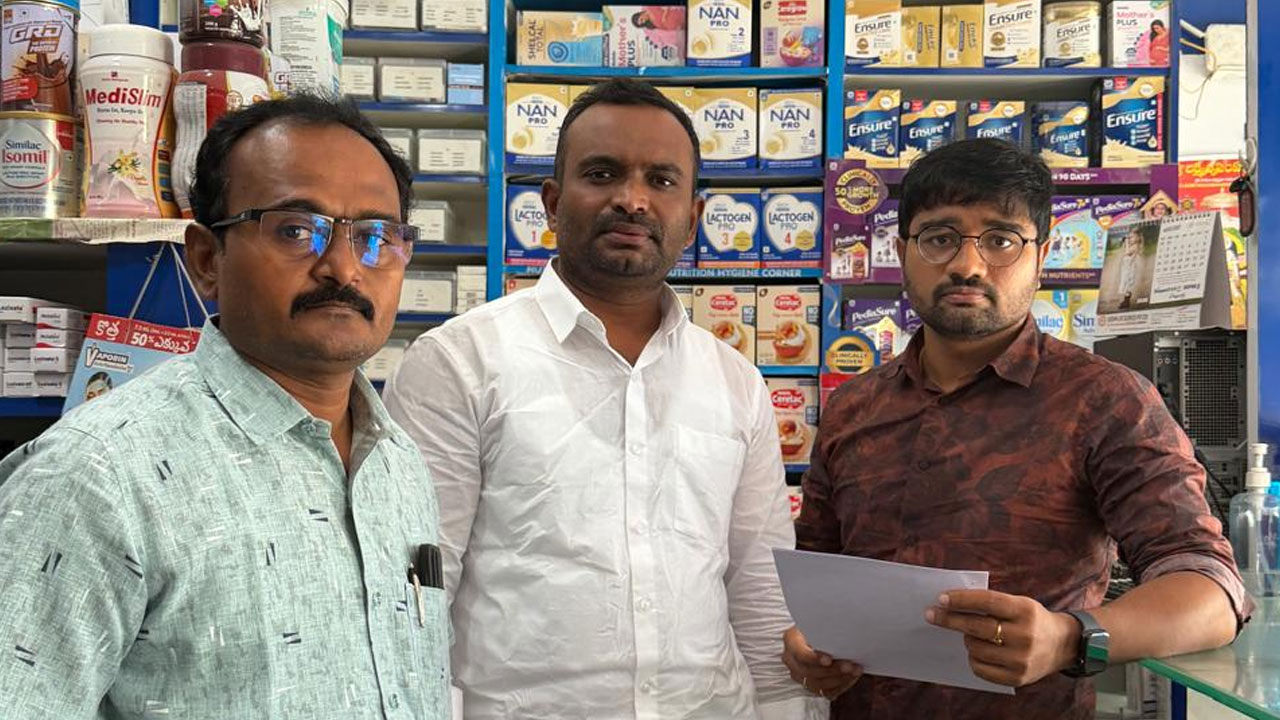 కరీంనగర్‌లో మెడికల్‌ షాపు సీజ్..
