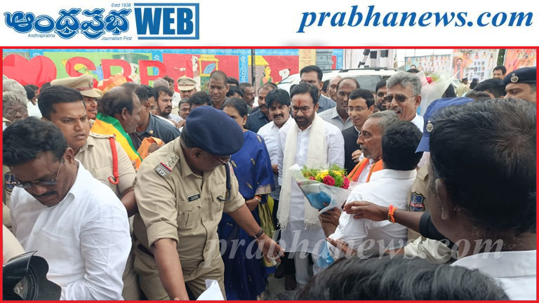 మోకాళ్లపై కూర్చొని రైతుల వినతి.. మారమునగాల వద్ద లి