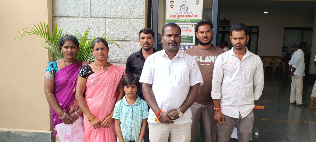 రూ.40 వేలు ఇస్తేనే ఇందిరమ్మ ఇల్లు ప్రొసీడింగ్‌ కాప