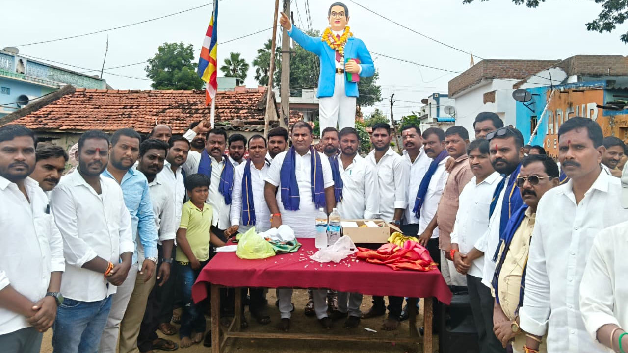 అంబేద్కర్ విగ్రహాన్ని ఆవిష్కరించిన ముత్యాల సునీల్‌