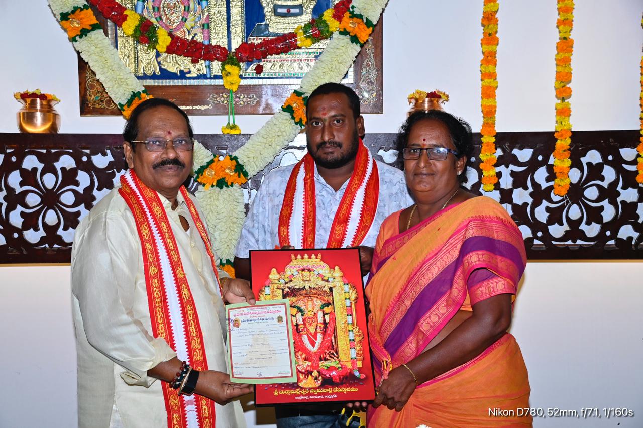 అమ్మవారి అన్నదానానికి రూ.లక్ష విరాళం..