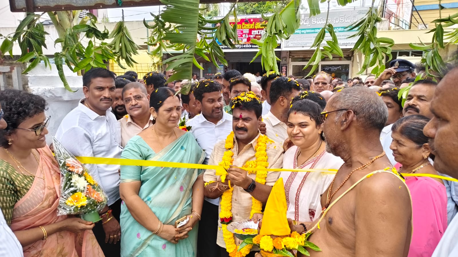 స్వర్ణ సచివాలయం–3 ప్రారంభం.. ఎమ్మెల్యే కూన రవికుమా