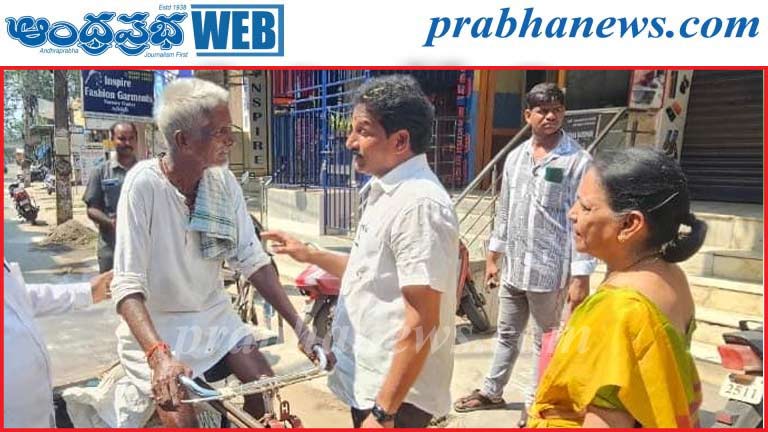రిక్షా పుల్లర్‌తో ఎమ్మెల్యే మాటామంతి