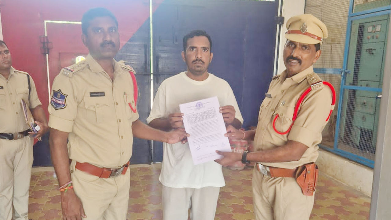 వరుస నేరాలకు పాల్పడుతున్న నిందితుడిపై పీడీ యాక్ట్