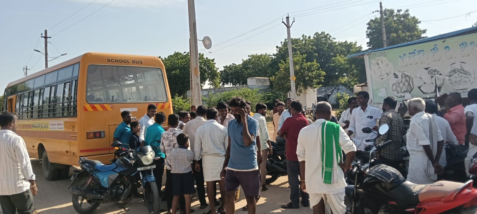 ఎద్దుల బండి బోల్తా.. తప్పిన పెను ప్రమాదం