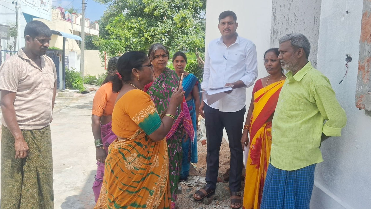 కోన సముందర్ లో ‘చేయూత’ పెన్షన్ల వెరిఫికేషన్