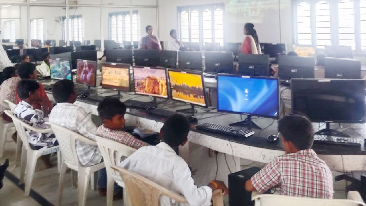 విద్యార్థులకు ఇండస్ట్రీ, ఐటీ విజిట్