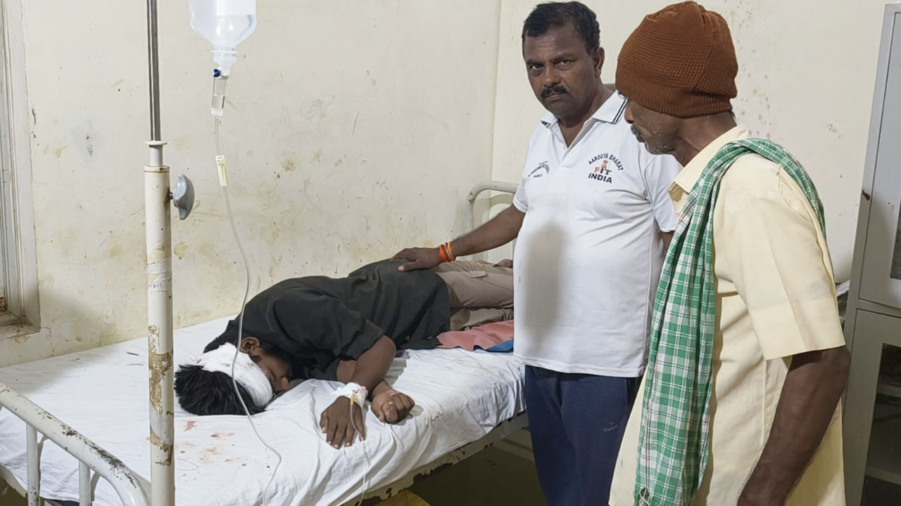 ఇద్దరు యువకుల మధ్య ఘర్షణ.. ఒకరికి తీవ్ర గాయాలు