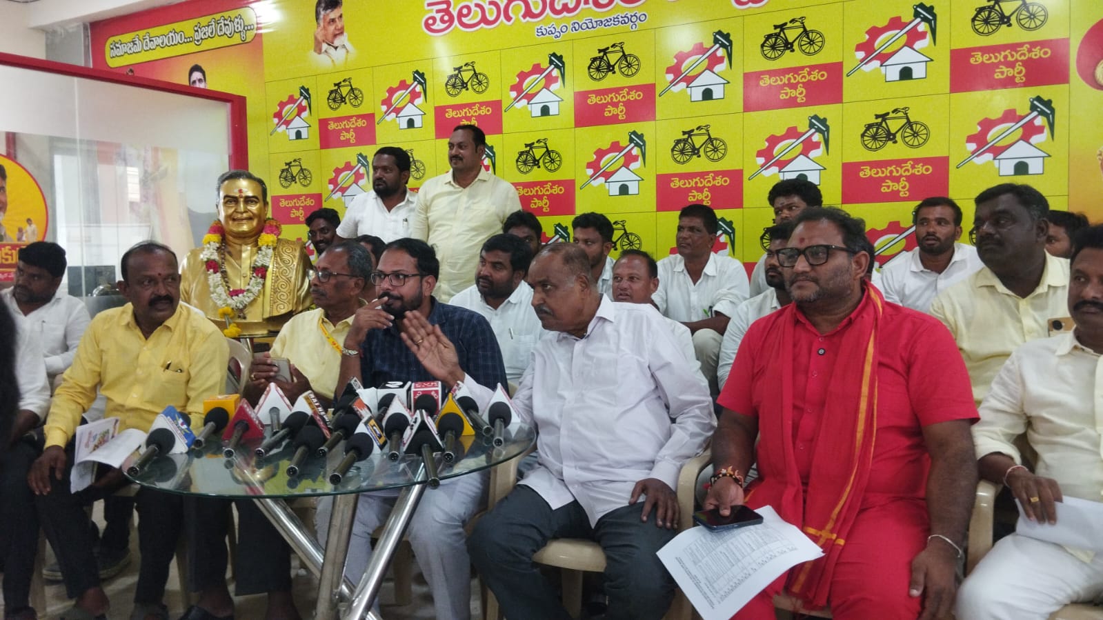 చంద్రబాబు కుప్పం పర్యటనను విజయవంతం చేయాలి