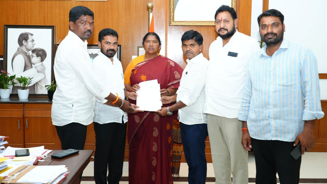 ఉట్నూర్ అభివృద్ధికి నిధులు మంజూరు చేయాలి: మంత్రి స