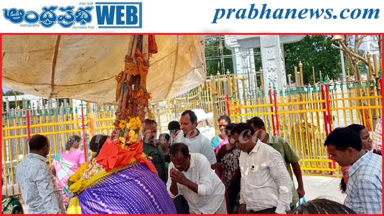 మేడారంలో భక్తుల సందడి