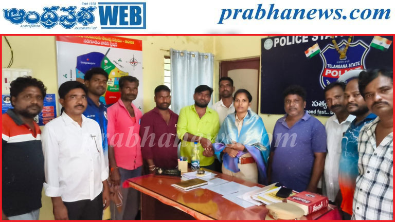 ఎస్సై తేజస్వినికి పెయింటర్ యూనియన్ నాయకుల సన్మానం