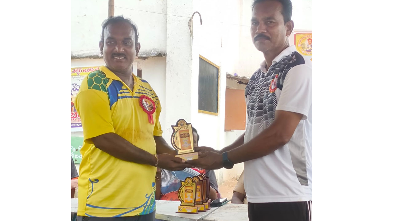 మాస్టర్స్ అథ్లెటిక్స్‌లో పల్లె రవి ప్రతిభ..