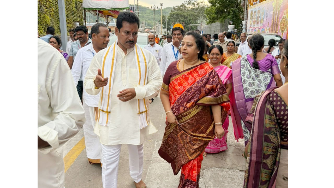 తిరుమలలో స్వర్ణ రథయాత్రలో పాల్గొన్న వసుంధర