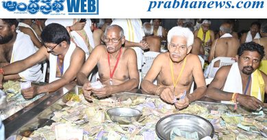 కనకదుర్గమ్మకు కానుకల వెల్లువ..